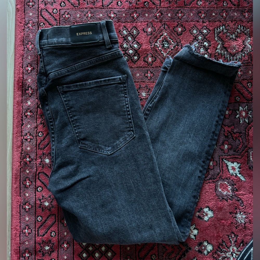 Express Slim super high rise black denim jeans. Straight leg, distressed.